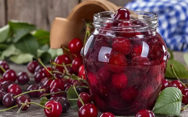 تهیه ترشی آلبالو از روش های نگهداری آلبالو