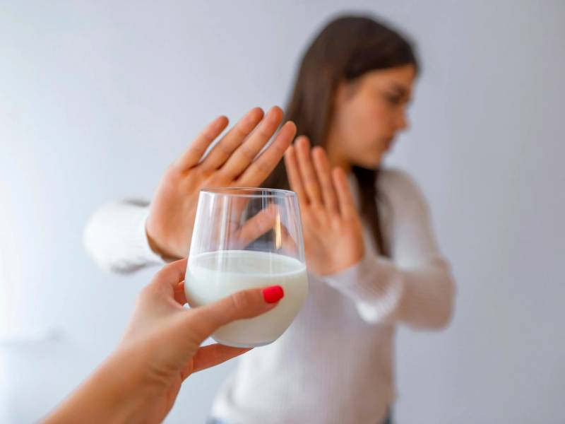 حساسیت به لاکتوز | فرقش با آلرژی به شیر چیه | علائم و روش های درمان
