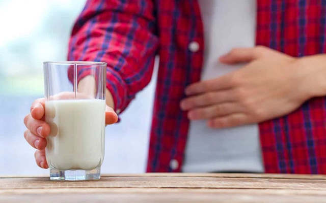 حساسیت به لاکتوز چیه و چرا بعضی‌ها بعد از شیر خوردن اذیت می‌شن؟