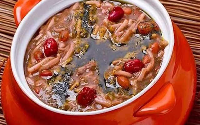 مراحل طرز تهیه آش زغال اخته