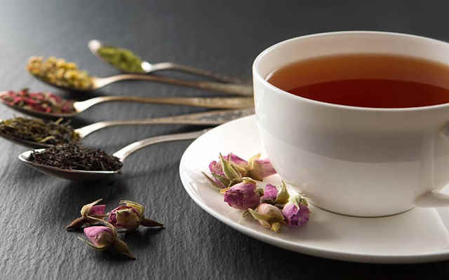 دمنوش چیه و چه فرقی با چای داره؟ | راهنمای خرید دمنوش