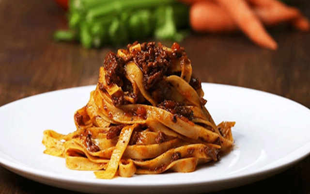 مراحل طرز تهیه سس بلونز ایتالیایی