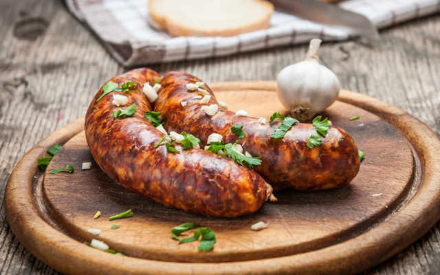 مراحل طرز تهیه سوسیس بوقلمون خانگی