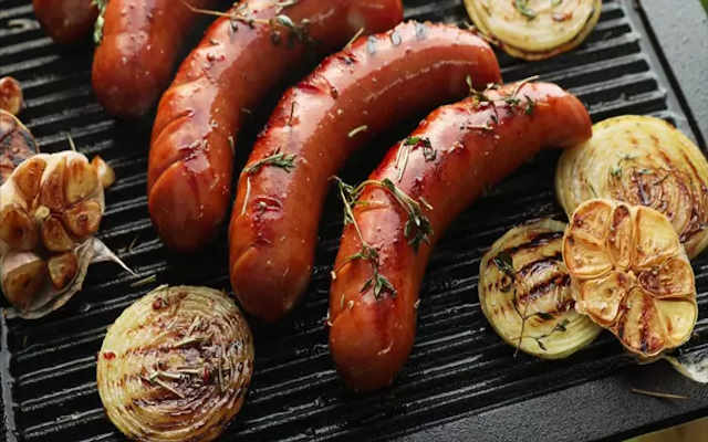 طرز تهیه سوسیس گوشت قرمز خانگی در یک نگاه