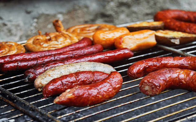 انواع سوسیس: هر کدوم چه خاصیتی دارن؟ | راهنمای خرید سوسیس