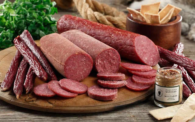مراحل طرز تهیه سوسیس گوشت قرمز خانگی