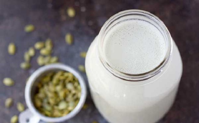 مراحل طرز تهیه شیر تخم کدو در خانه