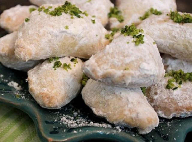 دلایل ترک خوردن خمیر قطاب کرمانی و راه‌حل‌ها