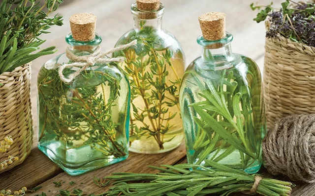 عرقیات گیاهی دقیقا چی هستن و چطور درست می‌شن؟ | خرید عرقیات گیاهی