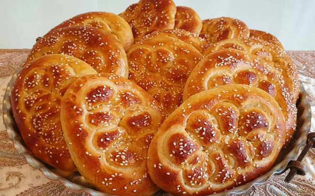 طرز تهیه نان روغنی با خمیر نانوایی در فر در یک نگاه