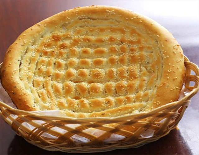 مراحل طرز تهیه نان روغنی با خمیر نانوایی در فر