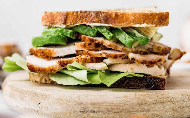 طرز تهیه کالباس بوقلمون خانگی (به روش بخارپز) در یک نگاه