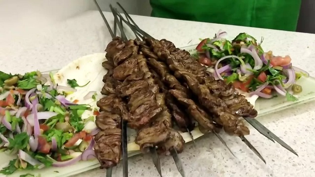 مراحل طرز تهیه کباب دل مرغ ساده