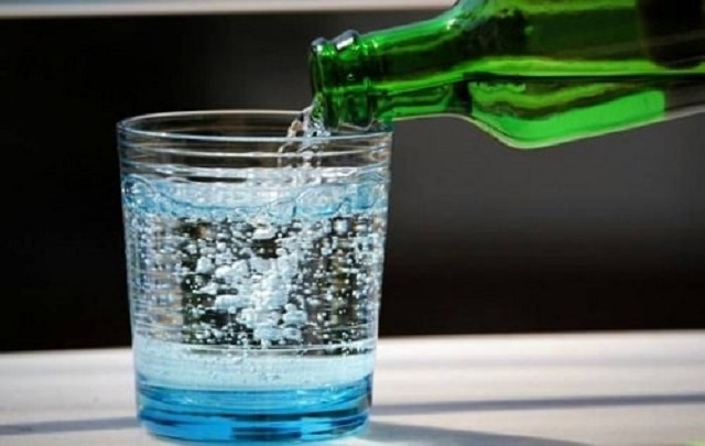 مضرات آب گازدار برای مصرف کننده