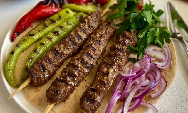 مراحل طرز تهیه کباب دل مرغ با دنبه و سینه مرغ
