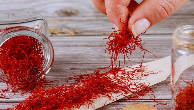 بررسی نرمی و خشکی زعفران بررسی نرمی و خشکی زعفران