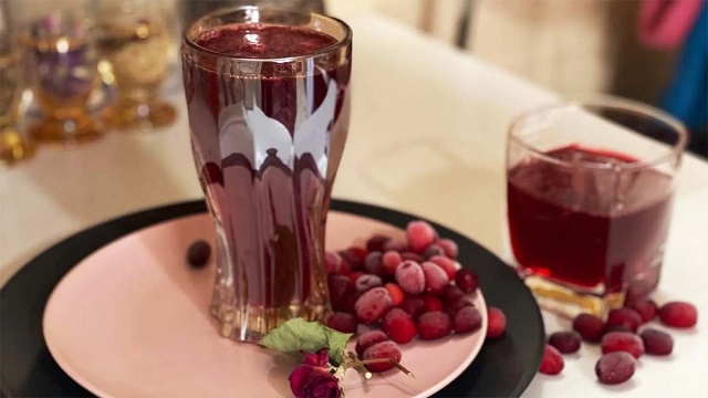 طرز تهیه شربت زغال اخته به روش آب انداختن