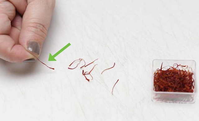 شکل ظاهری رشتههای زعفران شکل ظاهری رشتههای زعفران