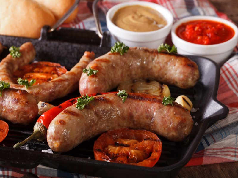 3 طرز تهیه سوسیس گوشت با کاور، در فر و لیوانی + 20 نکته بازاری