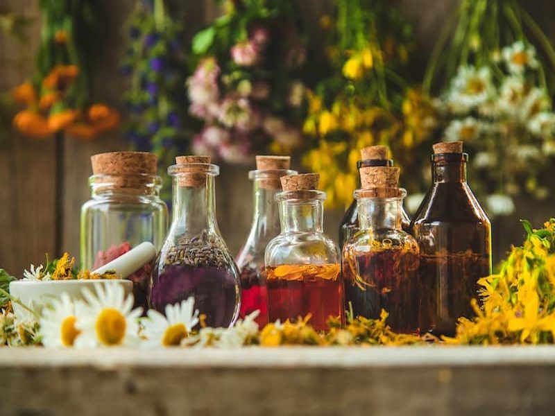 راهنمای خرید عرقیات گیاهی