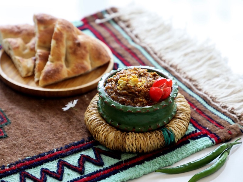 میرزا قاسمی با مرغ