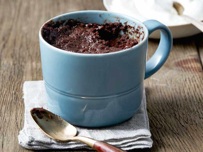 طرز تهیه کیک فنجانی (لیوانی) نرم و پفی با ۲۰ نکته قنادهای معروف