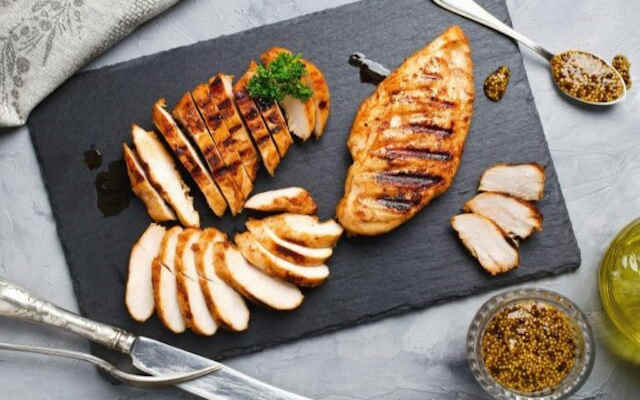 استیک مرغ رستورانی از انواع استیک با گوشت سفید