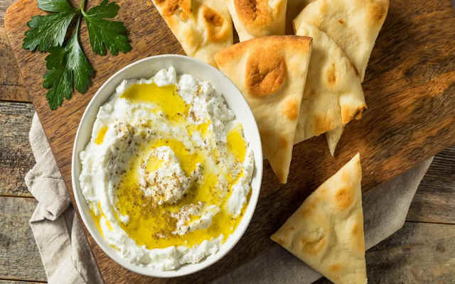 طرز تهیه دیپ زیتون و پنیر در یک نگاه