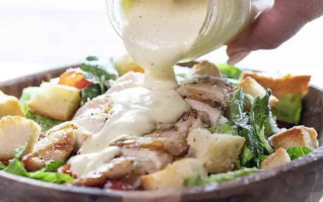 مراحل طرز تهیه سس سزار اصلی