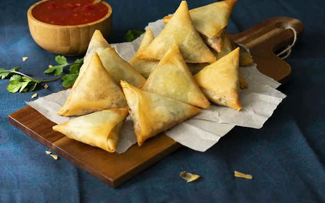 مراحل طرز تهیه سمبوسه مرغ با نان لواش