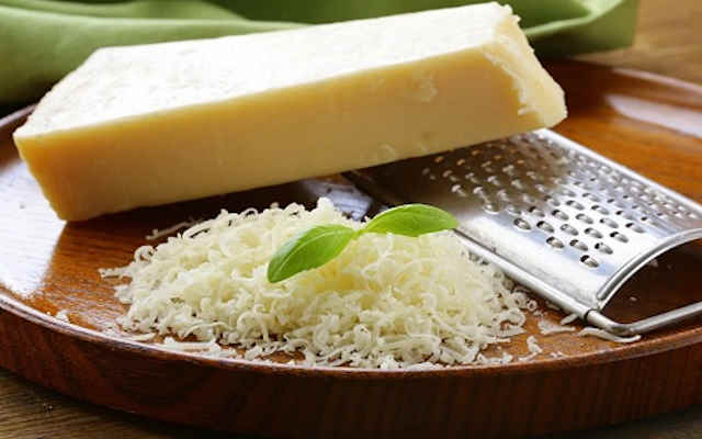 طرز تهیه پنیر پارمسان خانگی در یک نگاه