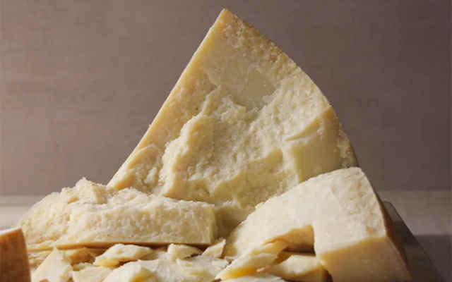 مراحل طرز تهیه پنیر پارمسان خانگی