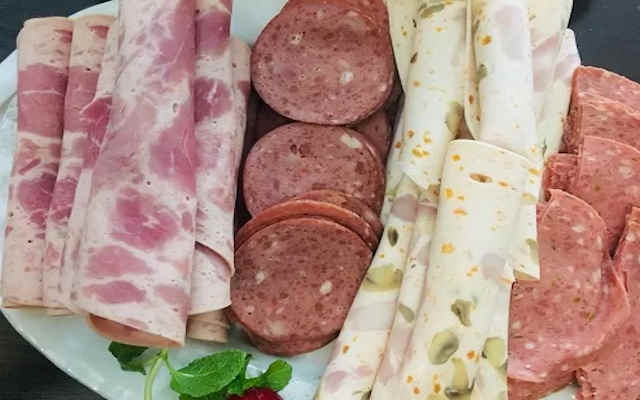 مراحل طرز تهیه کالباس مخلوط گوشت و مرغ