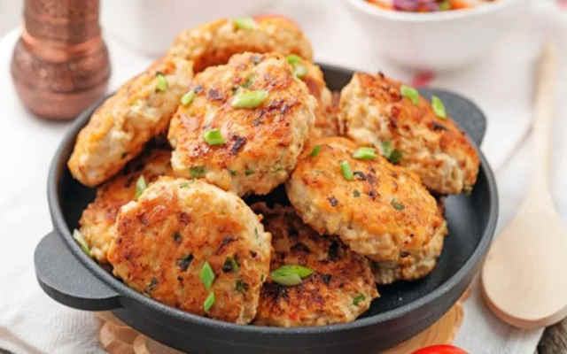 مراحل طرز تهیه کتلت نخود فرنگی با گوشت چرخ کرده