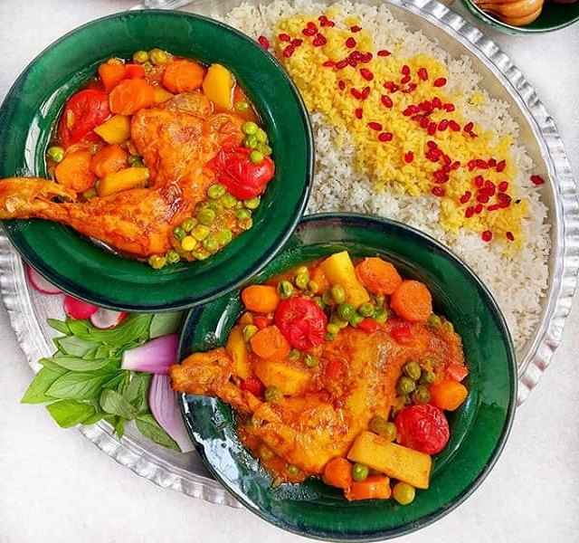 مراحل طرز تهیه خورشت نخود فرنگی با مرغ در خانه