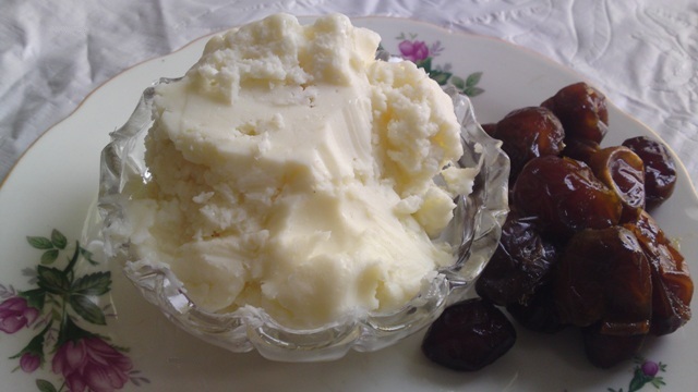مراحل طرز تهیه کره از دوغ با همزن یا غذاساز بدون دستگاه کره‌گیر