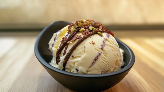 مراحل طرز تهیه بستنی کره بادام زمینی با زرده تخم مرغ