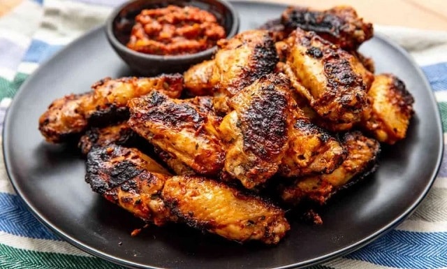 مراحل طرز تهیه بال مرغ کبابی روی زغال