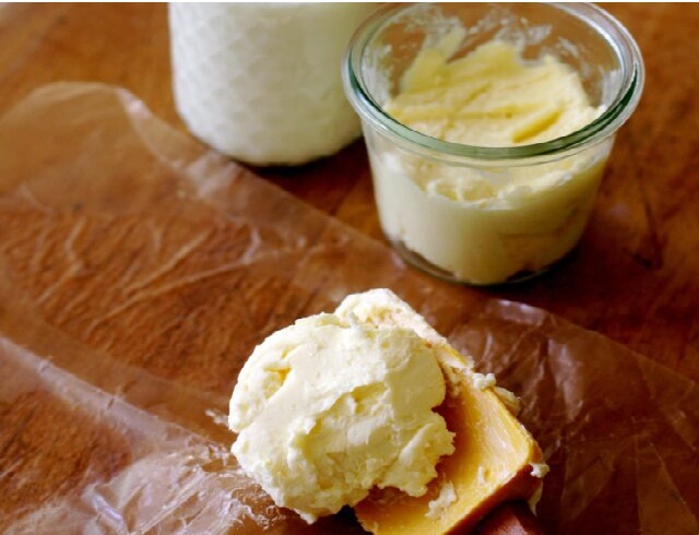 مراحل طرز تهیه کره محلی از ماست