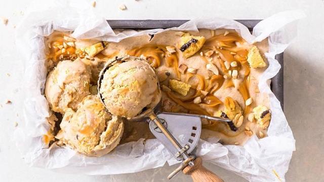 مراحل طرز تهیه بستنی کره بادام زمینی