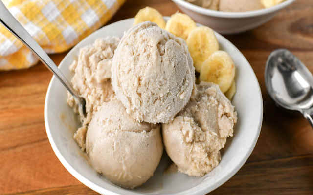 مراحل طرز تهیه بستنی پروتئینی با طعم موز و وانیل