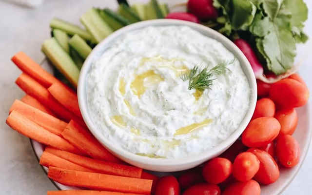 طرز تهیه دیپ ماست و خیار در یک نگاه