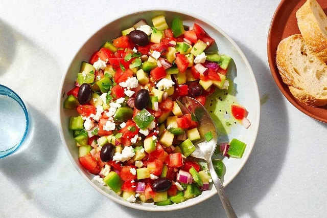 مراحل طرز تهیه سالاد چوپان ترکیه ای