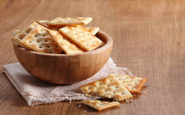 مراحل طرز تهیه بیسکویت شور خانگی