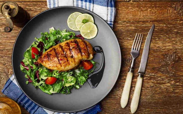 طرز تهیه بیفتک مرغ خانگی داخل تابه در یک نگاه