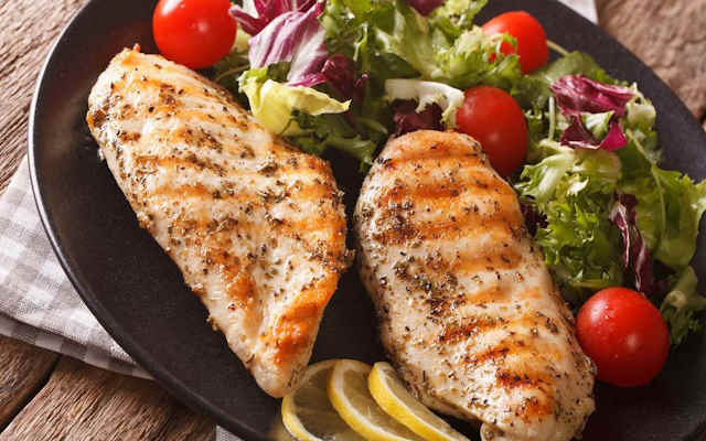 مراحل طرز تهیه بیفتک مرغ خانگی در تابه