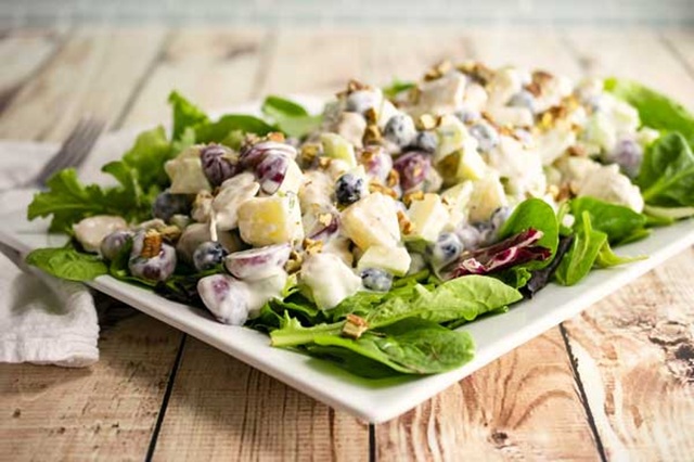 طرز تهیه سالاد والدورف در یک نگاه