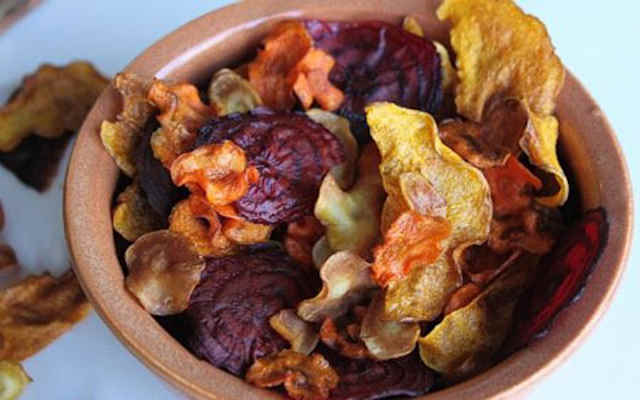طرز تهیه چیپس سبزیجات خانگی در یک نگاه طرز تهیه چیپس سبزیجات خانگی در یک نگاه