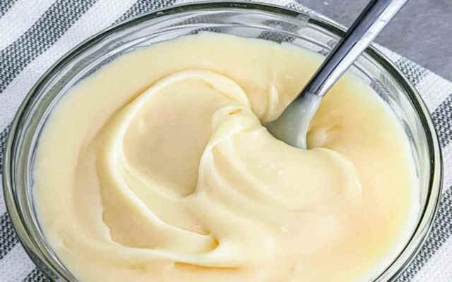 مراحل طرز تهیه گاناش سفید برای تزیین کیک