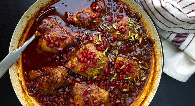 مراحل طرز تهیه خوراک مرغ با رب انار و گردو